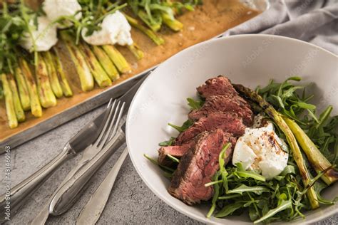 Ger Steter Gr Ner Spargel Mit Medium Rare Rinder Steak Streifen Rucola