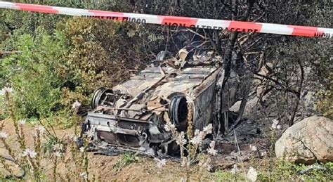 L Auto Esce Di Strada E Prende Fuoco Morto Carbonizzato Mentre Cerca