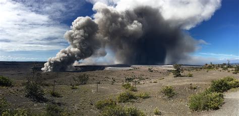 Kilauea Volcano Erupts Sending Ash Cloud 30000 Feet