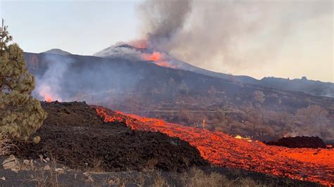 La Lava Transcurre Por El Interior De Las Coladas Existentes