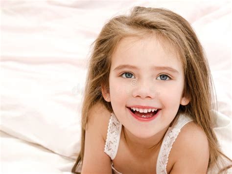 Jeune Femme De Sourire Et Sa Petite Fille Photo Stock Image Du Maison