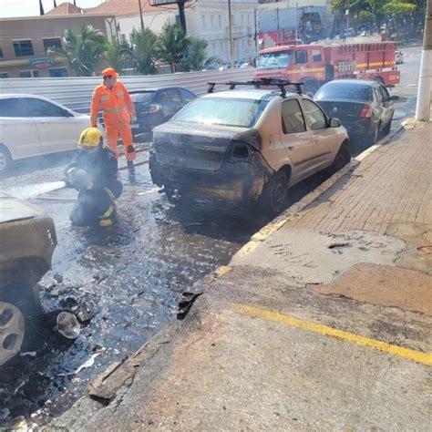 Veículo fica destruído em incêndio no centro de Guaxupé