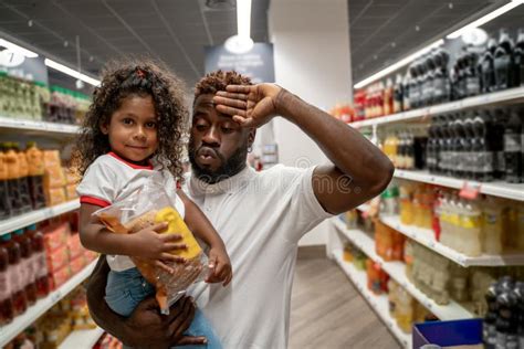 Homem E Sua Filha Em Um Supermercado Fazendo Compras Foto De Stock