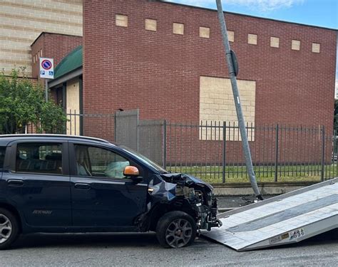 Biella Perde Il Controllo Dell Auto E Finisce Contro Un Palo Della