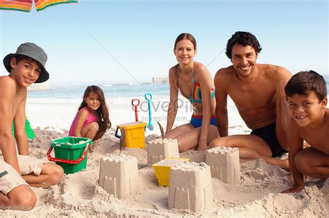 Familia Feliz En La Playa Foto Descarga Gratuita Hd Imagen De Foto