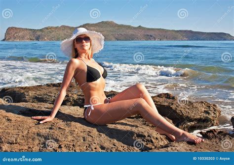 L Chelnde Blonde Frau Der Junge Im Schwarzen Bikini Stockbild Bild