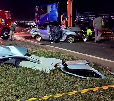 Mulher Morre Em Batida Envolvendo Carro E Caminh O Na Br Em