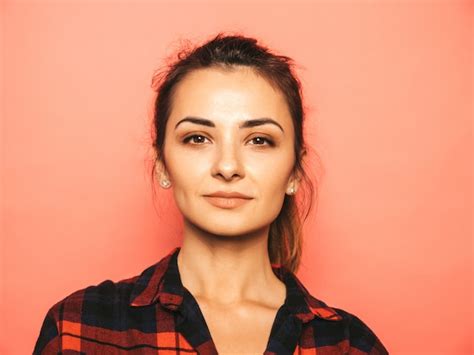 Retrato De Uma Jovem Garota Bonita Sorridente Hipster Em Roupas Da Moda