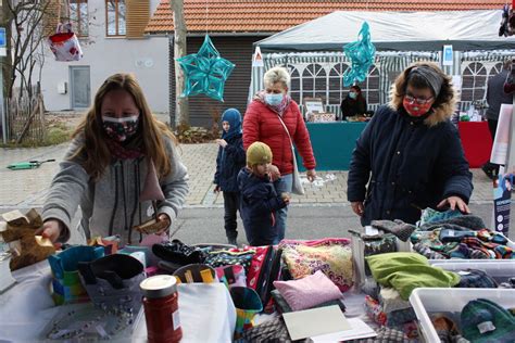 Selbst Gestricktes und Bratapfel Likör beim Adventsmarkt in Nehren