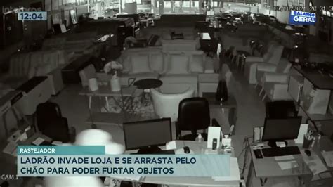 Ladr O Invade Loja E Se Arrasta Pelo Ch O Para Poder Furtar Objetos