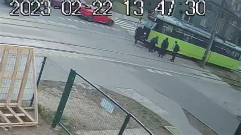 Przerażający wypadek Nastolatka wpadła pod tramwaj film