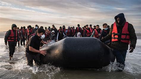 Sechs Menschen tot Flüchtlingsboot im Ärmelkanal gekentert n tv de