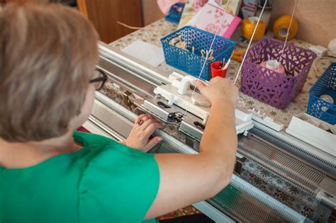 Una Mujer Teje En Una M Quina De Tejer Trabajando Con Sus Manos Foto