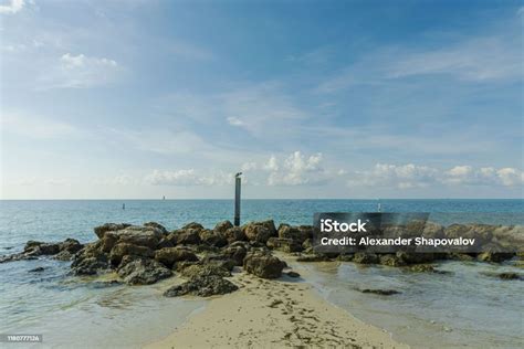 Pemandangan Indah Lanskap Garis Pantai Berbatu Permukaan Air Pirus