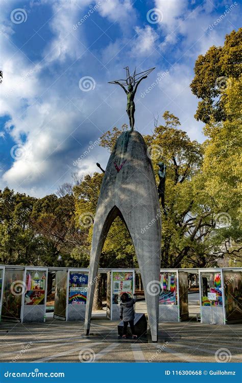 Monumento Del S De Los Niños Del Parque Conmemorativo De La Paz De