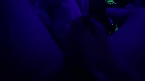 с включенным черным светом Pornhub Gay