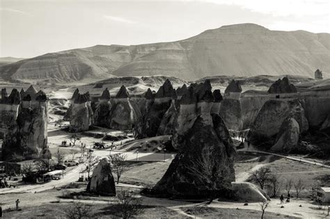 Valle De Monjes De Pasabag En Blanco Y Negro Con Chimeneas De Hadas Y