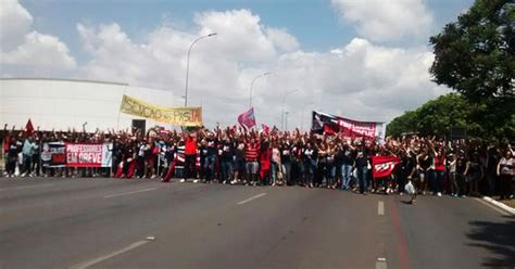 G1 Servidores fecham Eixo Monumental em ato contra suspensão de