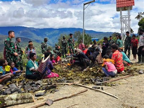 Satgas Yonif Kostrad Dan Masyarakat Intan Jaya Gelar Acara Bakar Batu