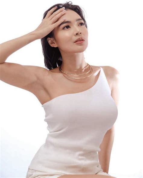 Pose Seksi Wika Salim Dan Pakai Tanktop Bikin Netizen Heboh