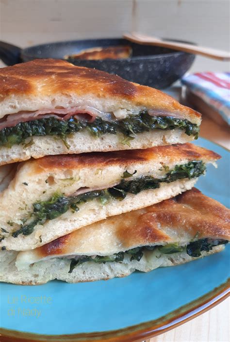 Focaccia Ripiena E Istantanea In Padella Con Spinaci Stracchino E