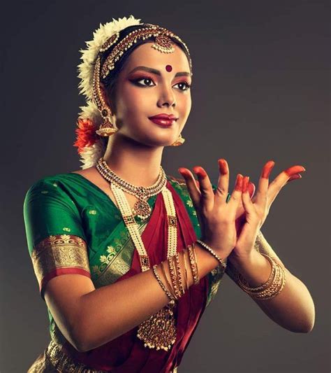 Bharatanatyam Makeup Tutorial In 10 Simple Steps Bharatanatyam Makeup Bharatanatyam Poses