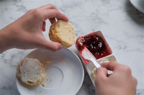 Scone Con Mermelada De Fresa Y Crema Coagulada Foto Premium