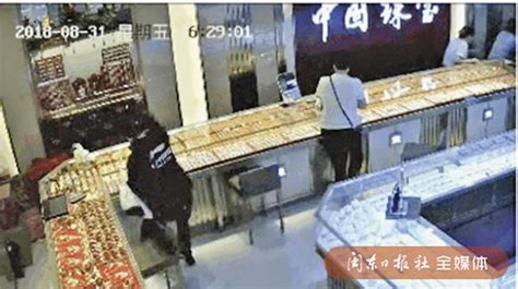 男子因網絡賭博欠巨債搶金店，搶走40餘條金項鍊2小時落網 每日頭條