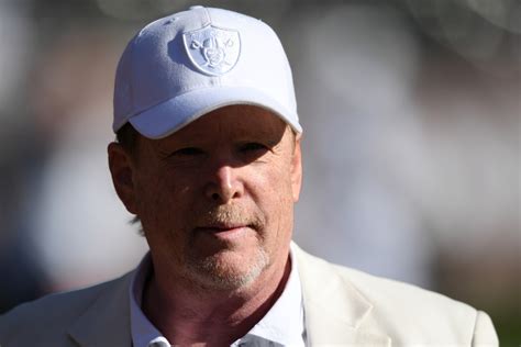 Oakland Raiders: Davis concedes to reality, finally selling stake in team