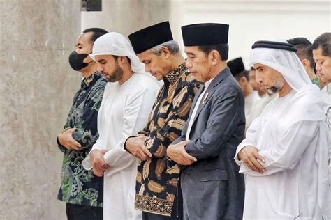 Foto Momen Jokowi Dan Ganjar Shalat Tarawih Di Masjid Raya Sheikh