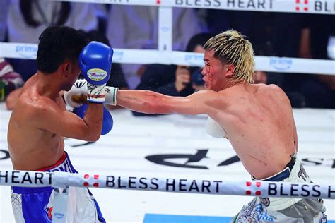 ＜wboアジアパシフィックバンタム級王座決定戦＞10回、流血しながらアシロ（左）を攻める那須川（撮影・藤山 由理） ― スポニチ