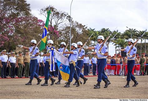 Guarda Bandeira Desfila Durante Cerim Nia De Troca Da Bandeira Nacional