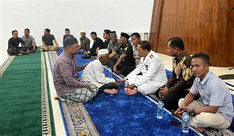 Usai Dilantik Pj Bupati Aceh Jaya Langsung Ke Calang Menjadi Imam Di