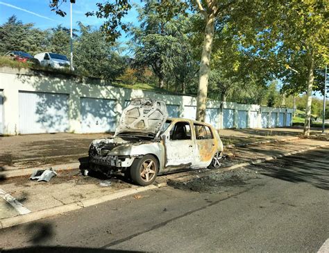 Givors Un V Hicule En Feu Aux Vernes