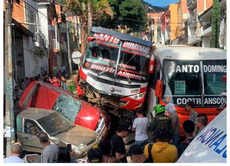 ¡apilados Quedaron Buses En Impactante Accidente En Medellín