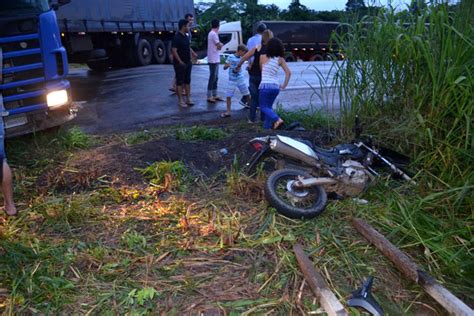 Br Motorista Perde Controle Da Dire O De Carreta E Atinge