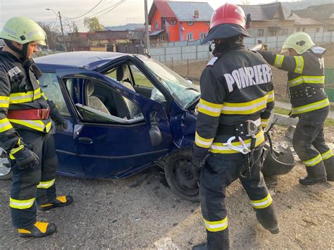 EVENIMENT RUTIER Un autoturism a intrat într un cap de pod la