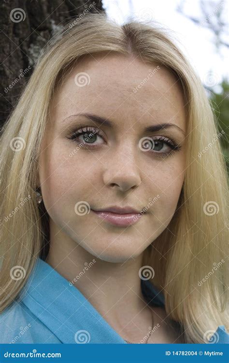 Retrato Do Close Up Louro Bonito Da Mulher Foto De Stock Imagem De Olhos Mulher 14782004