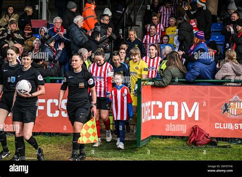 Sunderland AFC Women and Manchester United Women players enter the ...