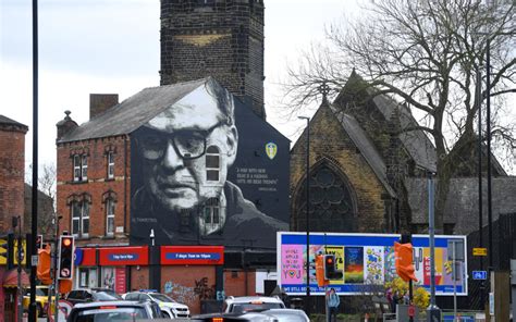 Maxi Rodriguez Visits Marcelo Bielsa Mural In Leeds After Legends Game