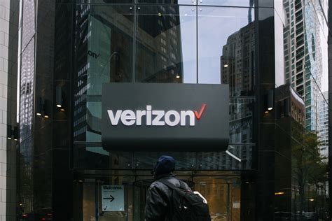 verizon tops profit estimates  gain  wireless customers bloomberg