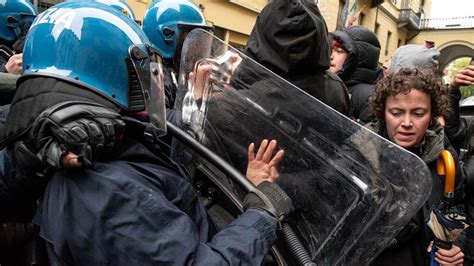 Torino Scontri Al Corteo Degli Studenti Pro Palestina Feriti Agenti