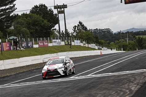 Veja ao vivo a corrida 5 da etapa de Tarumã da Turismo Nacional