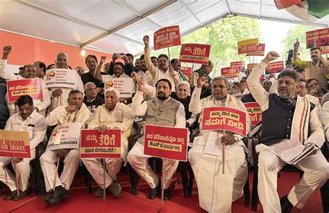 Karnataka Cm Siddaramaiah Congress Leaders Protest Against Centre At