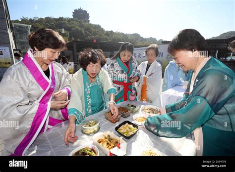 People In The Community Cook Local Dishes Of Song Dynasty In On The