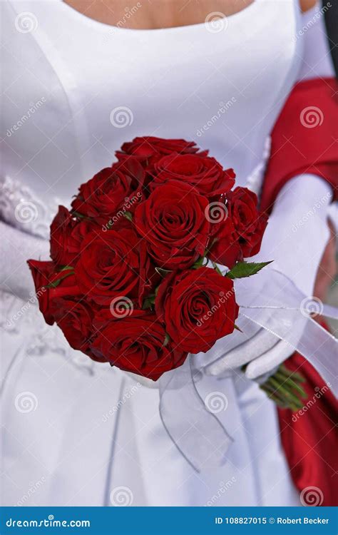 Flores Do Casamento Das Rosas Vermelhas Das Noivas Imagem De Stock