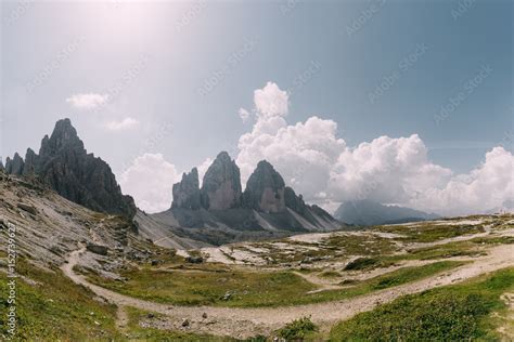 Blick von der Drei Zinnen Hütte auf Drei Zinnen in den Dolomiten