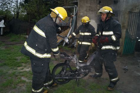 Un galpón quedó consumido por las llamas por un incendio que se originó