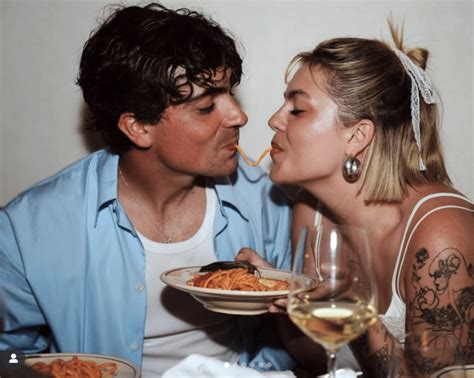 Louane Pose En Bikini Le Clich Qui Enflamme La Toile Public