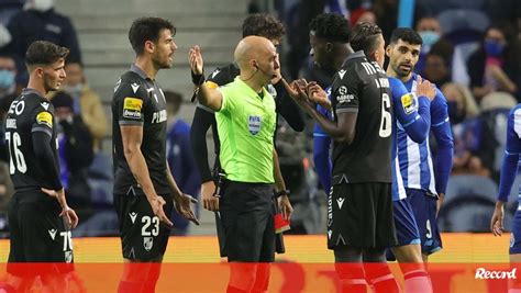 Há Penálti Sobre Edwards Mumin é Bem Expulso Os Casos Do Fc Porto V